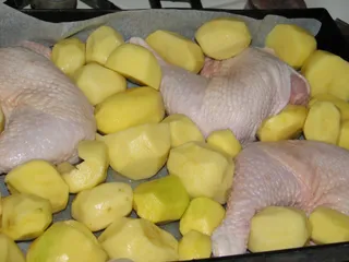Udka kurczaka pieczone razem z ziemniakami - 4