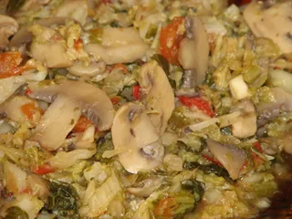 Duszona kapusta włoska z pieczarkami - 1