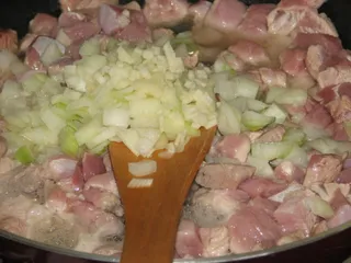 Mięsna potrawka z pieczarkami i kapustą włoską - 5