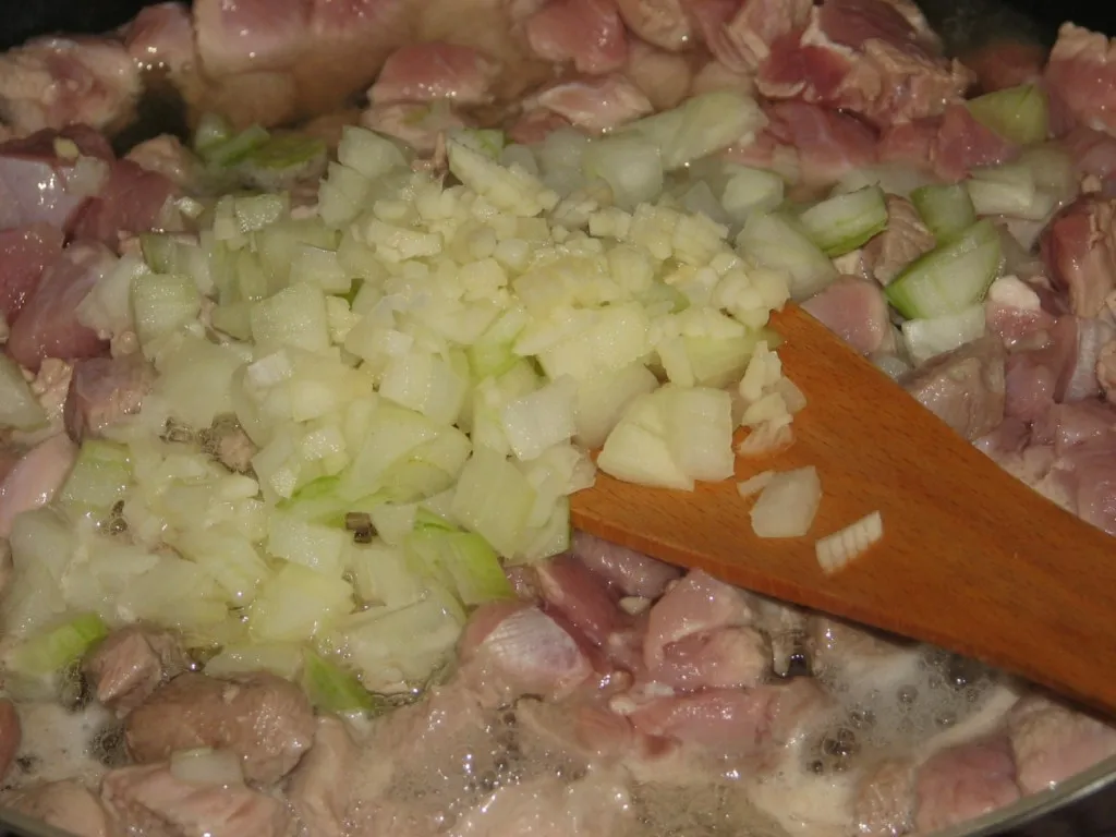 Mięsna potrawka z pieczarkami i kapustą włoską