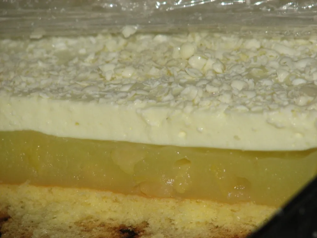 Ananasowiec z bitą śmietanką na biszkopcie
