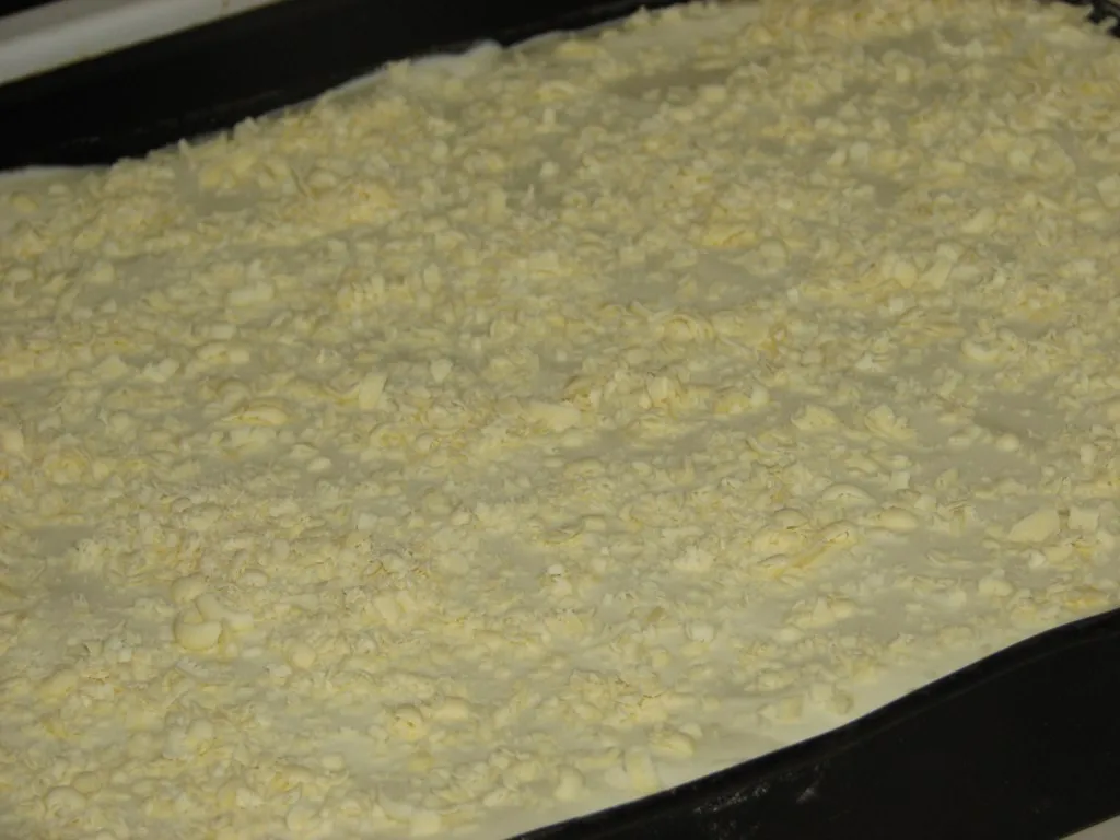 Ananasowiec z bitą śmietanką na biszkopcie