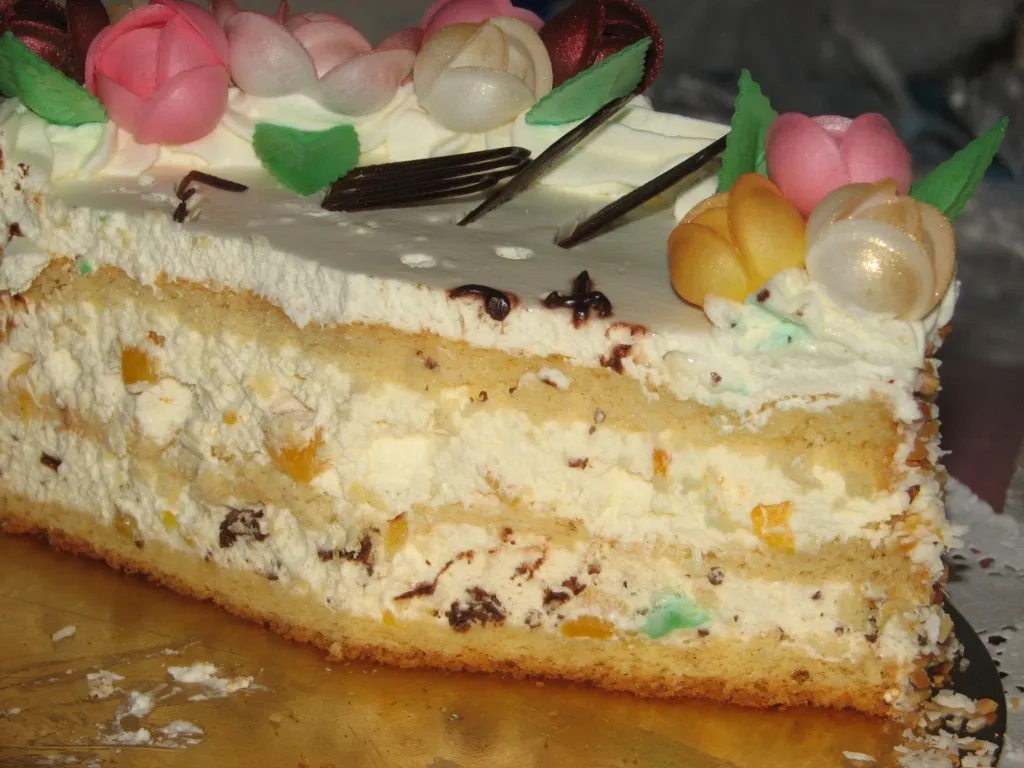Tort śmietankowy z brzoskwiniami