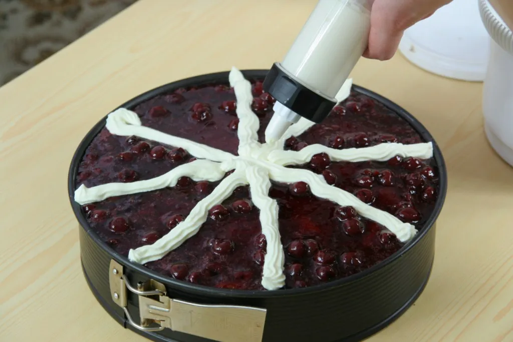 Wyśmienity tort wiśniowy z bitą śmietaną