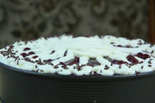 Wyśmienity tort wiśniowy z bitą śmietaną - 15