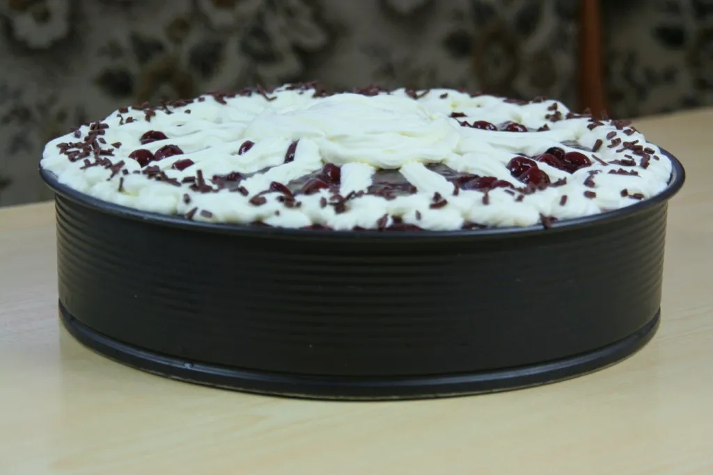 Wyśmienity tort wiśniowy z bitą śmietaną