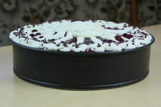 Wyśmienity tort wiśniowy z bitą śmietaną - 16