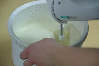Wyśmienity tort wiśniowy z bitą śmietaną - 9