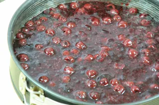 Wyśmienity tort wiśniowy z bitą śmietaną - 10