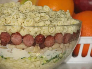 Makaronowa sałatka z kiełbaską i białą fasolką - 1