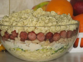 Makaronowa sałatka z kiełbaską i białą fasolką - 2