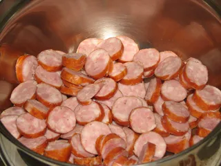 Makaronowa sałatka z kiełbaską i białą fasolką - 5