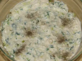 Makaronowa sałatka z kiełbaską i białą fasolką - 9