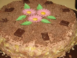 Tort śmietankowo-czekoladowy z chałwą - 2