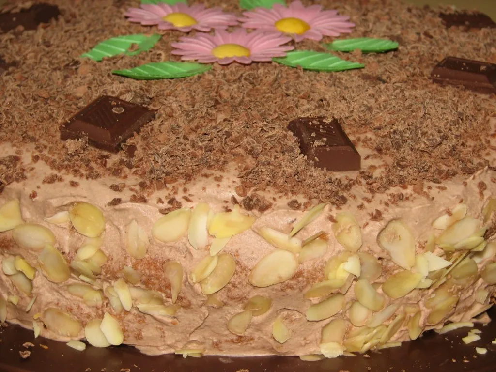 Tort śmietankowo-czekoladowy z chałwą