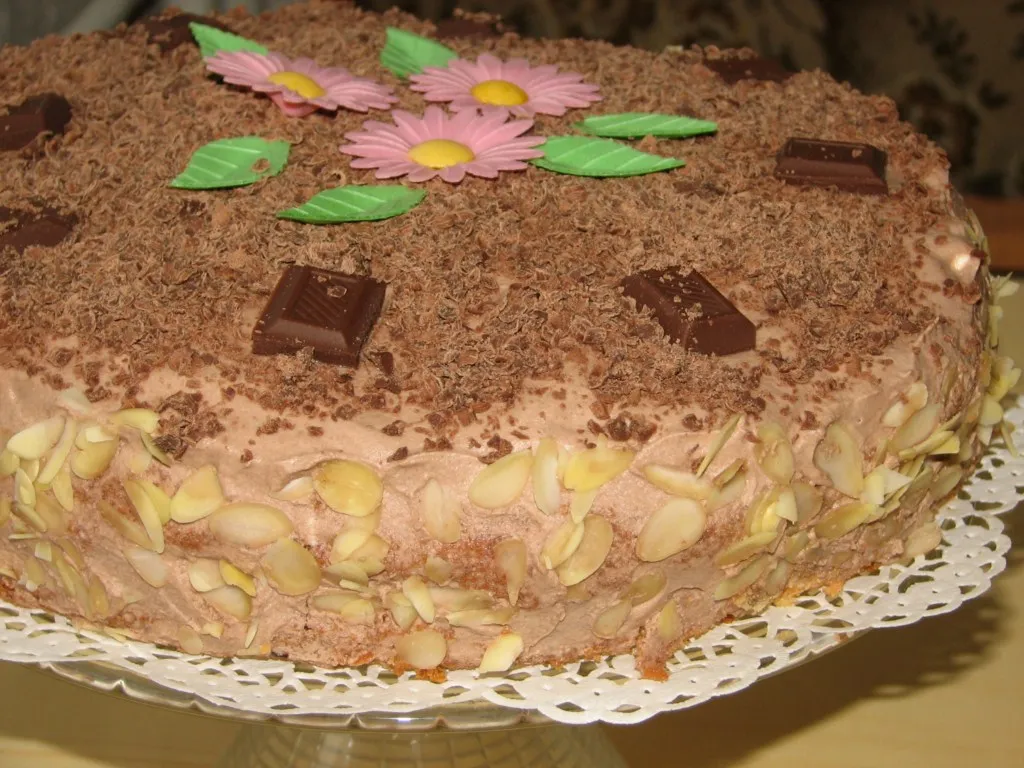 Tort śmietankowo-czekoladowy z chałwą