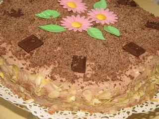 Tort śmietankowo-czekoladowy z chałwą - 16