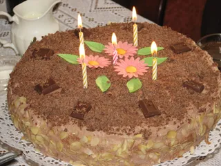 Tort śmietankowo-czekoladowy z chałwą - 17