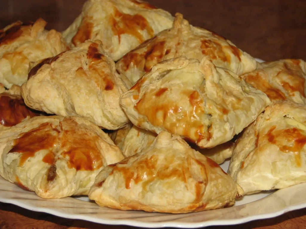Jajka z pieczarkami w cieście francuskim