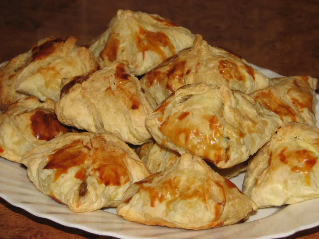 Jajka z pieczarkami w cieście francuskim