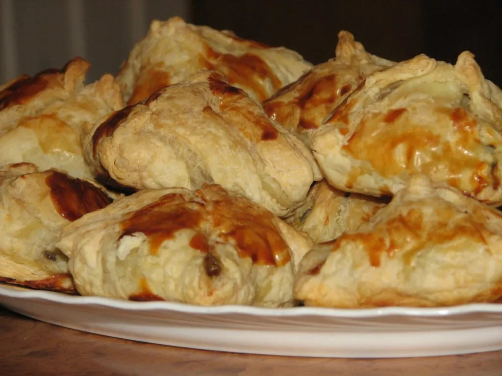 Jajka z pieczarkami w cieście francuskim