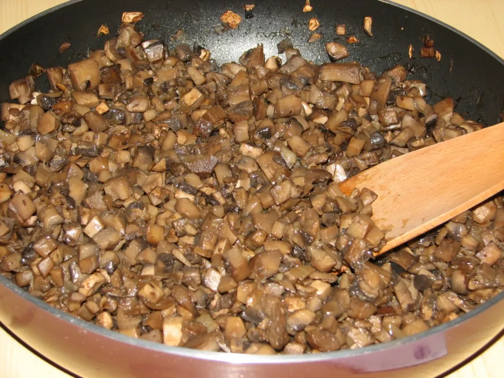 Jajka z pieczarkami w cieście francuskim