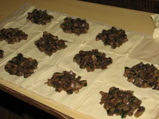Jajka z pieczarkami w cieście francuskim - 10