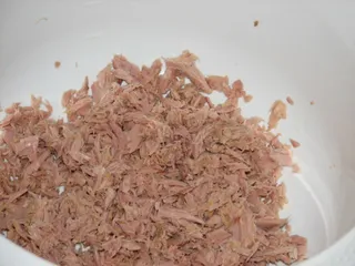 Dietetyczna sałatka z serkiem i tuńczykiem - 3