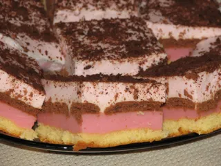 Wiśniowy przekładaniec z delikatną pianką - 1