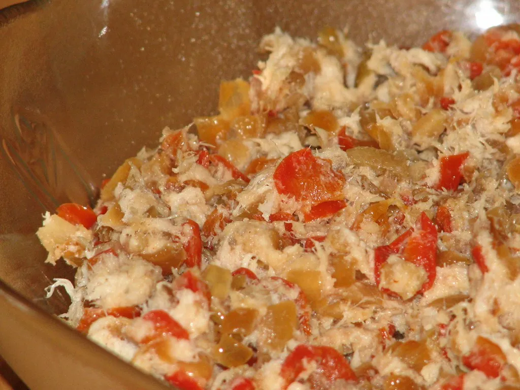 Pasta rybna ze smażoną cebulą i papryką