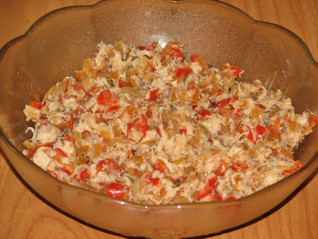 Pasta rybna ze smażoną cebulą i papryką
