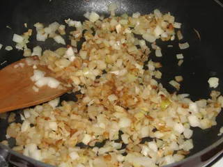 Pasta rybna ze smażoną cebulą i papryką - 4