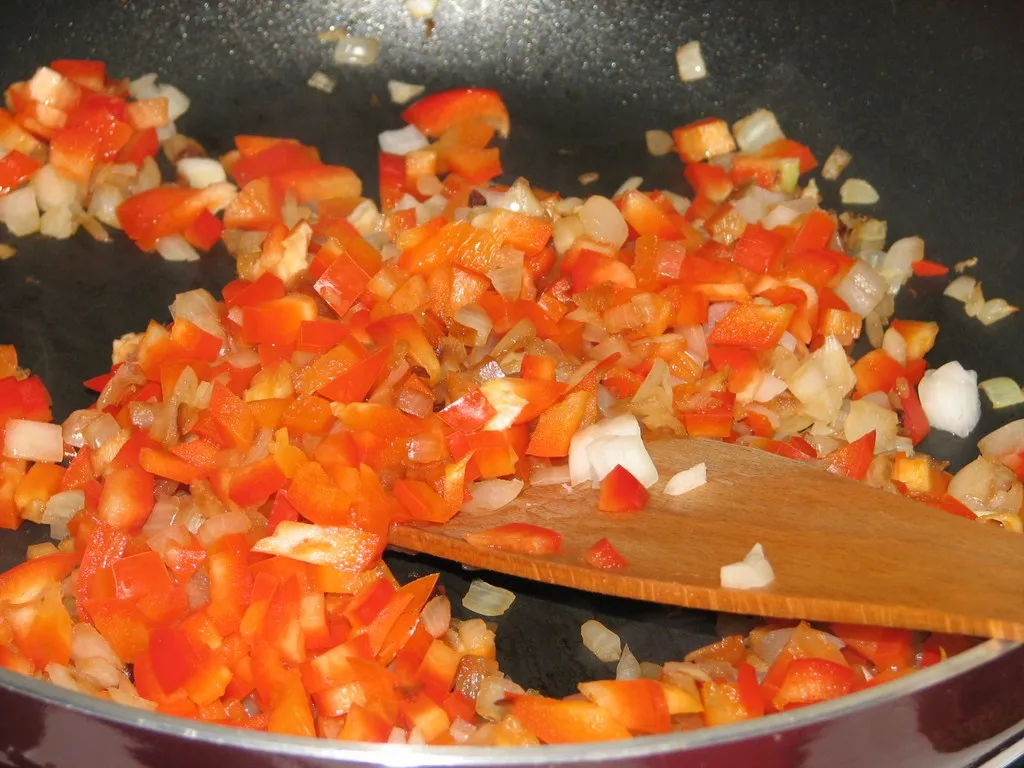 Pasta rybna ze smażoną cebulą i papryką