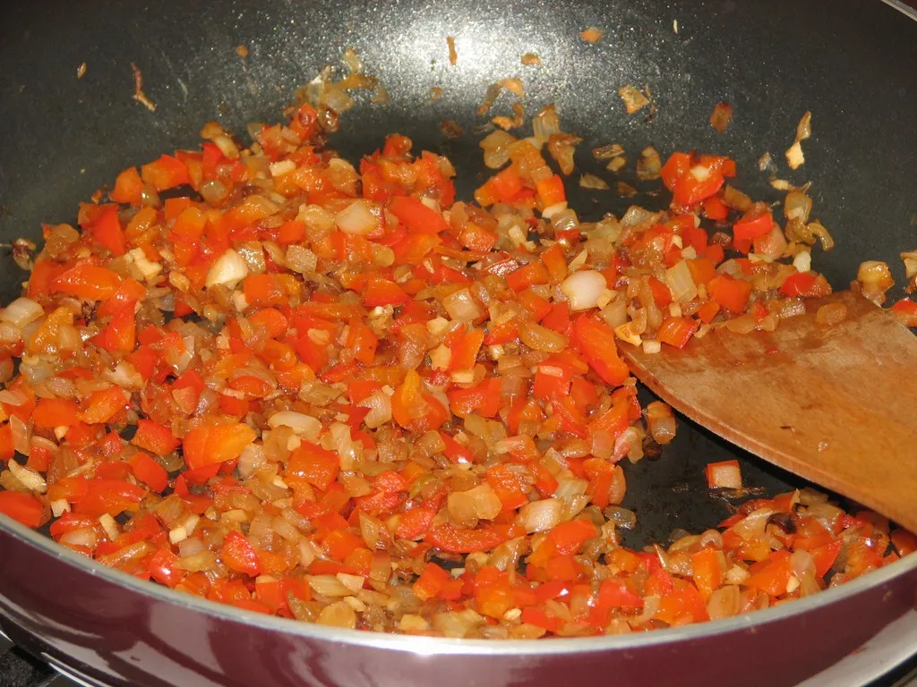 Pasta rybna ze smażoną cebulą i papryką