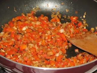 Pasta rybna ze smażoną cebulą i papryką - 6