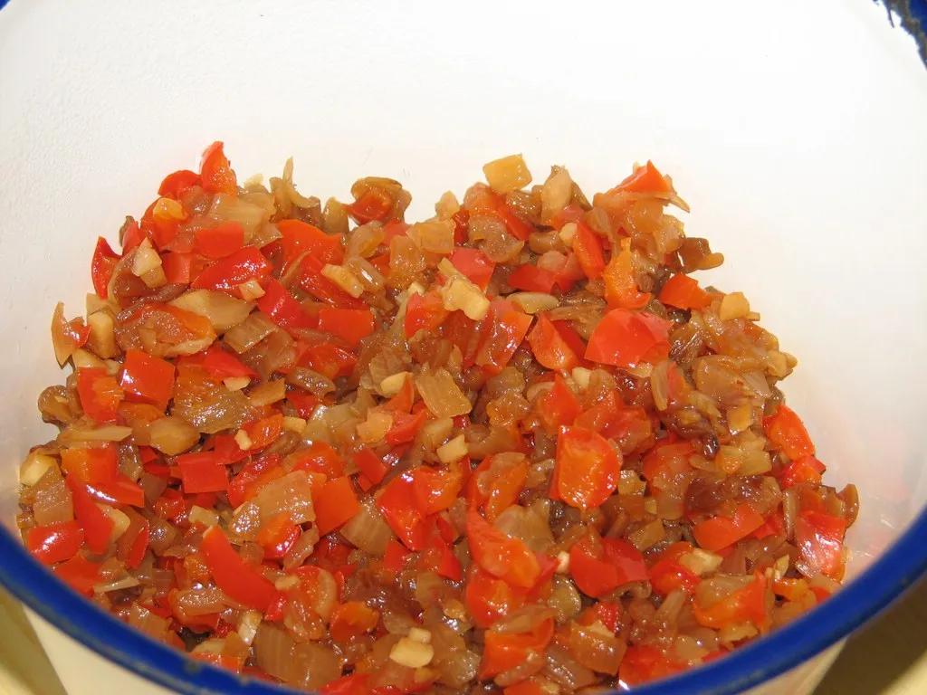 Pasta rybna ze smażoną cebulą i papryką