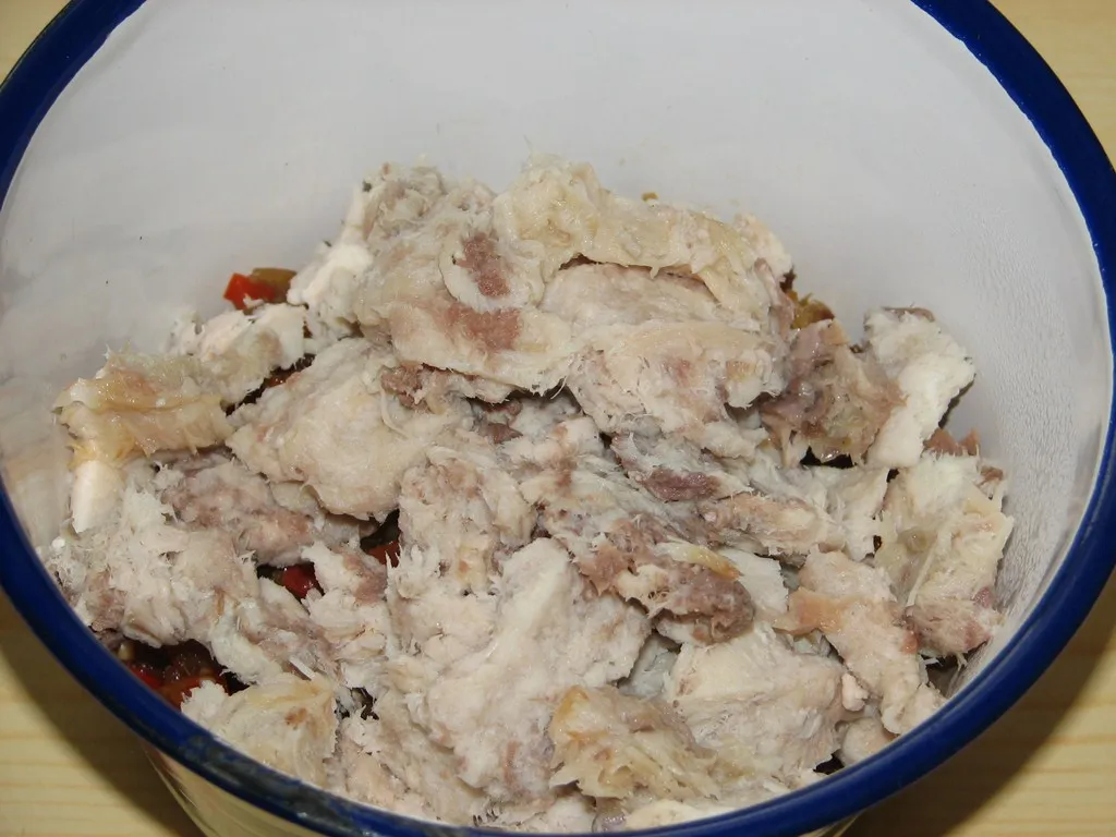 Pasta rybna ze smażoną cebulą i papryką