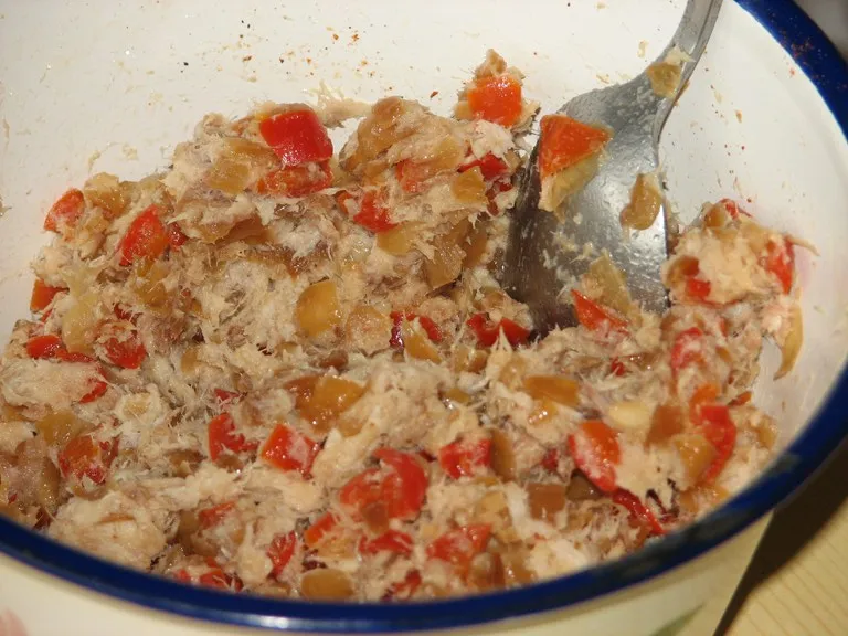 Pasta rybna ze smażoną cebulą i papryką