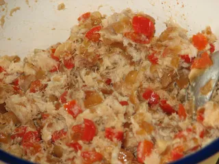 Pasta rybna ze smażoną cebulą i papryką - 10