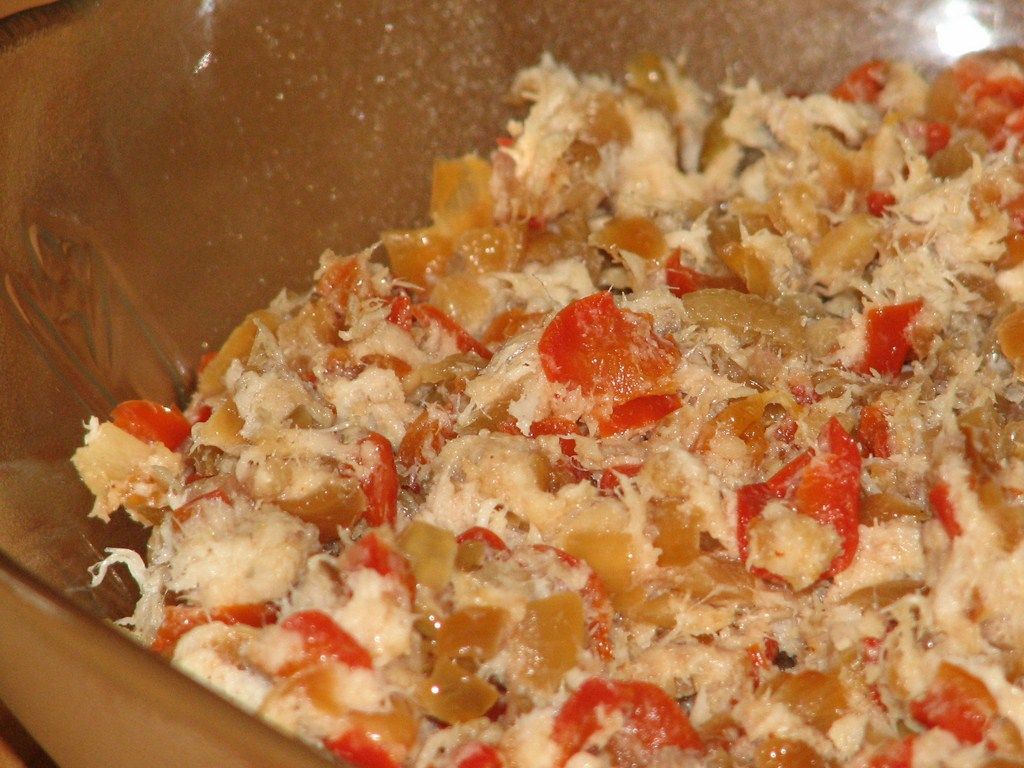 Pasta rybna ze smażoną cebulą i papryką