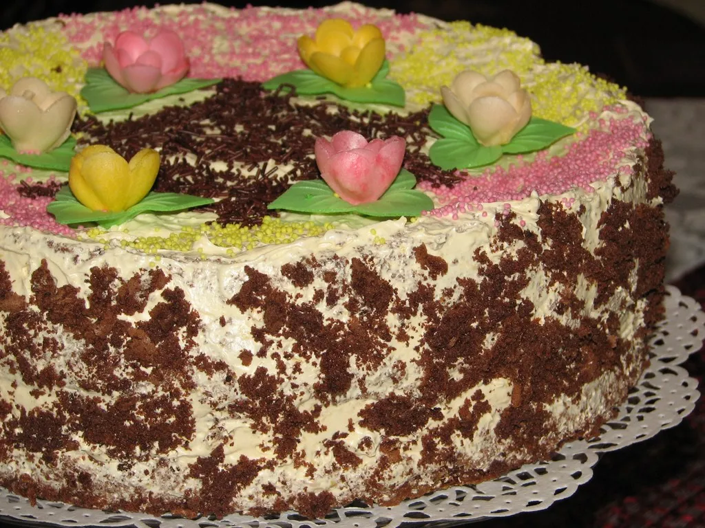 Tort kakaowy z masą chałwową