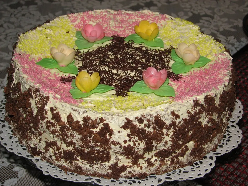 Tort kakaowy z masą chałwową