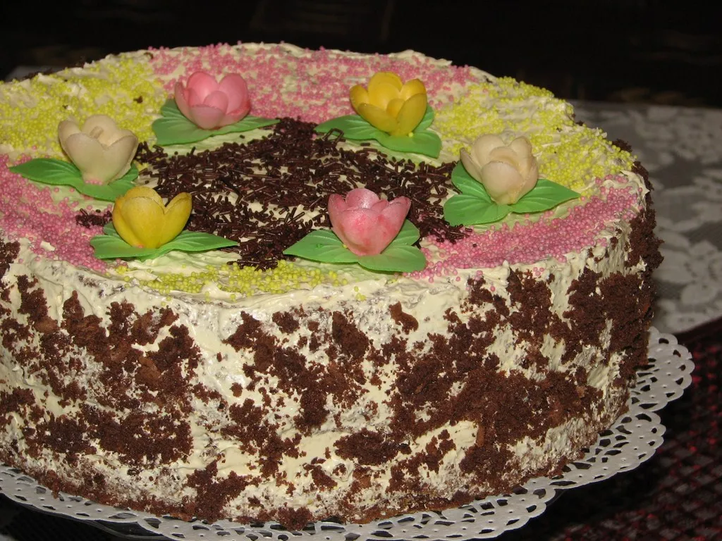 Tort kakaowy z masą chałwową