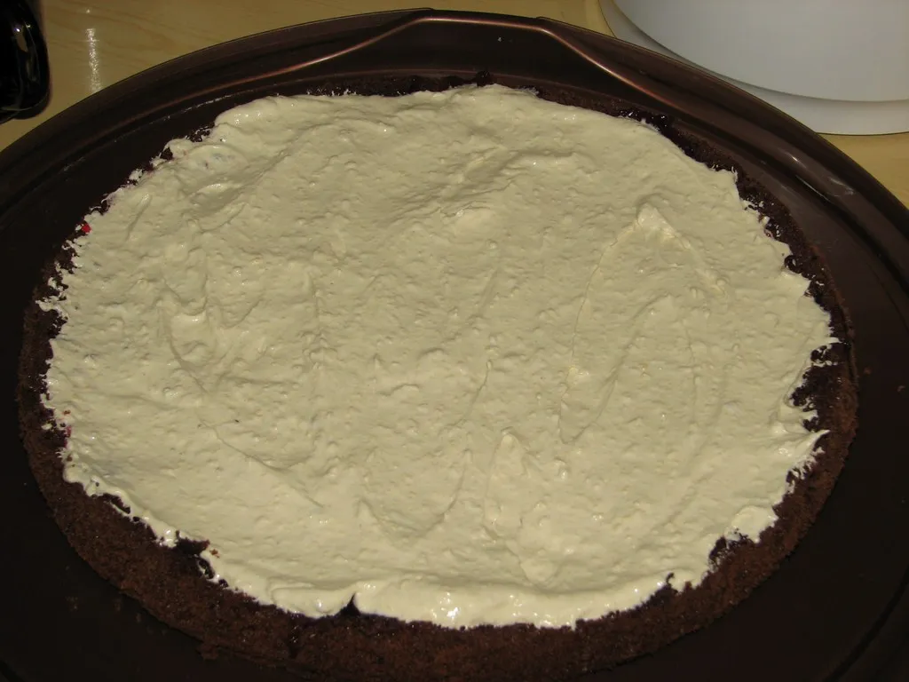Tort kakaowy z masą chałwową