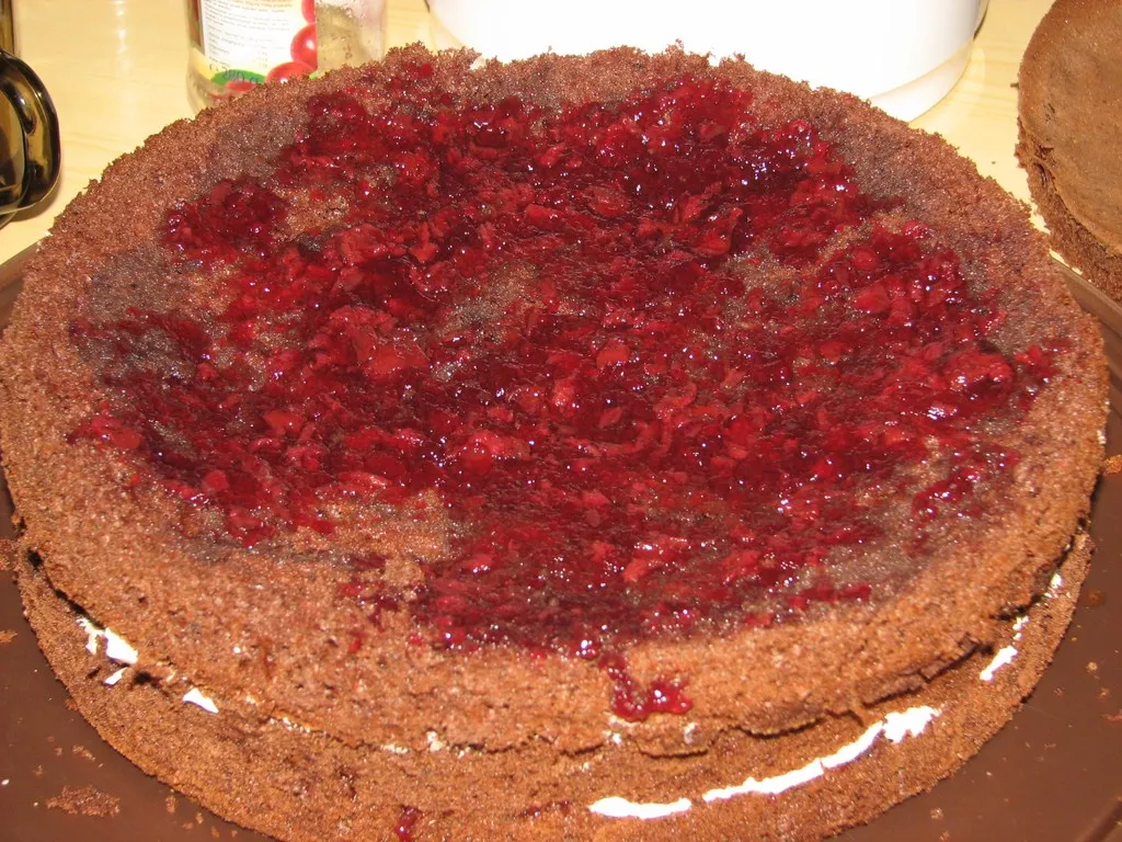 Tort kakaowy z masą chałwową