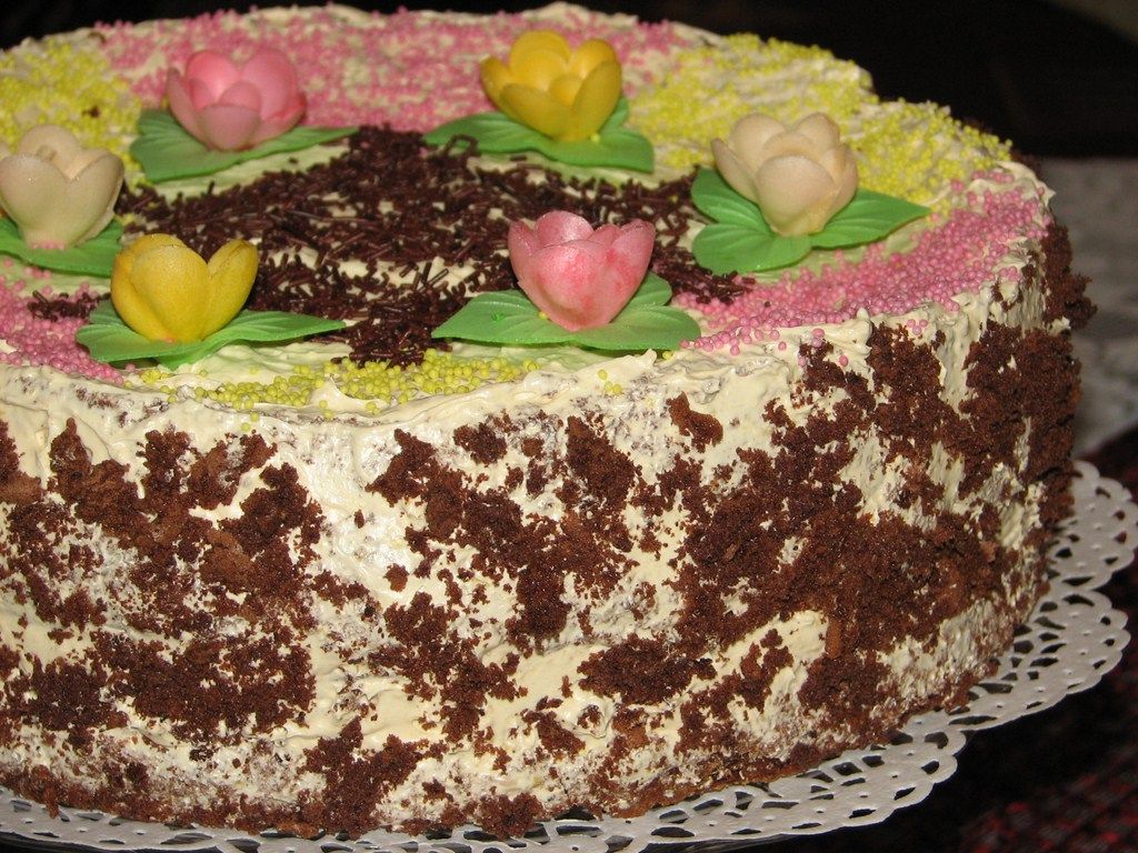 Tort kakaowy z masą chałwową