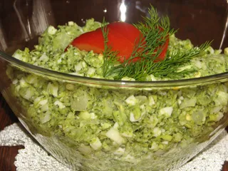 Dietetyczna sałatka brokułowa z jajkiem - 9
