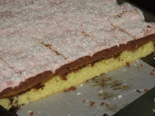 Ciasto biszkoptowe z masą krówkową i pianką - 2