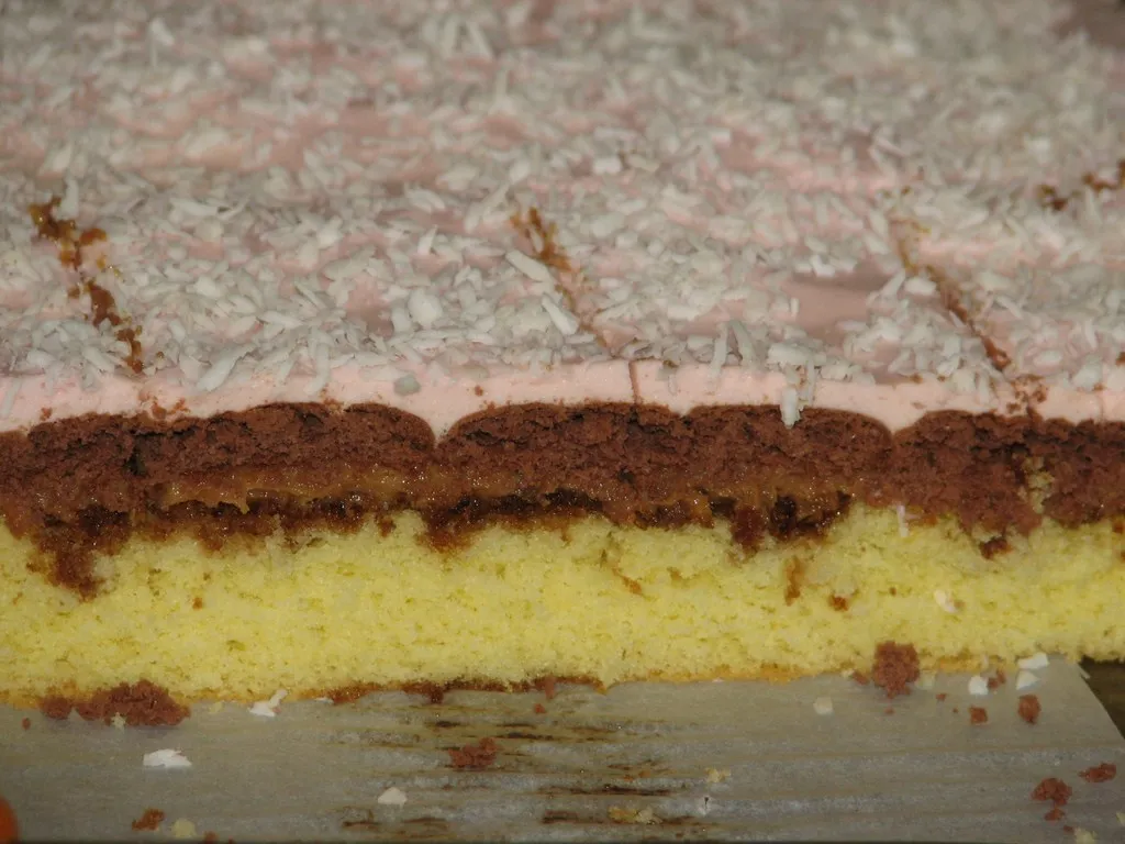Ciasto biszkoptowe z masą krówkową i pianką