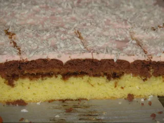 Ciasto biszkoptowe z masą krówkową i pianką - 3